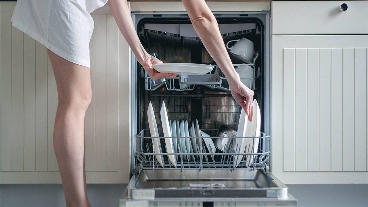enjuagar los platos antes de meterlos en el lavajillas