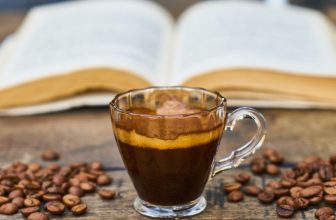 cuánta cafeína tiene un café