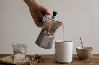 tapa abierta en la cafetera italiana