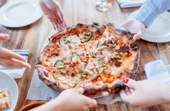 recalentar pizza en el microondas
