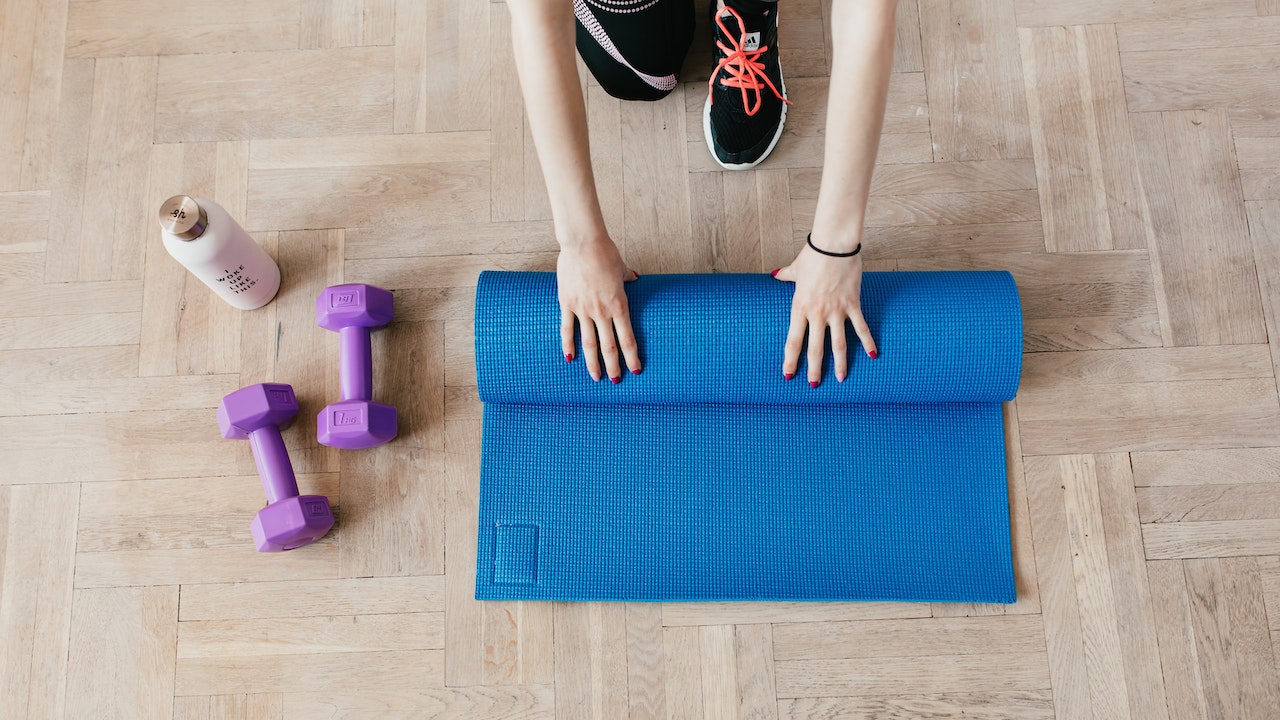 usar zapatillas de deporte para entrenar en casa