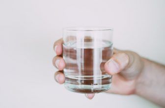 agua del grifo o agua mineral