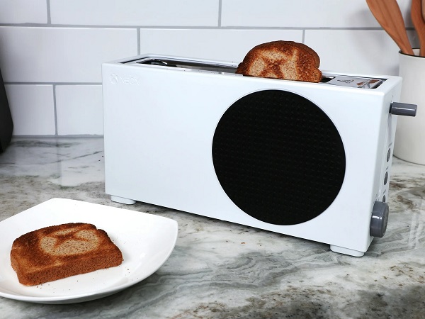 Xbox Series S Toaster crea tostadas con el logo de la marca Xbox Series S Toaster