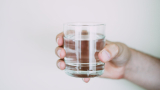 ¿Es mejor beber agua del grifo o agua mineral?
