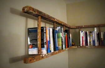 Escaleras de madera y de metal como estanterías
