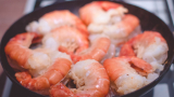 Cómo cocinar gambas peladas congeladas